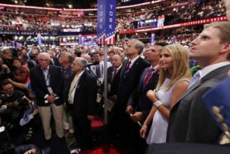 Donald Trump Jr. (3º D), filho de Trump, prepara-se para discursar na convenção que oficializa a candidatura do empresário à presidência dos Estados Unidos pelo Partido Republicano - Agência Lusa/EPA/Andrew Gombert Donald Trump Jr. (3º D), filho de Trump, prepara-se para discursar na convenção que oficializa a candidatura do empresário à presidência dos Estados Unidos pelo Partido Republicano - Agência Lusa/EPA/Andrew Gombert