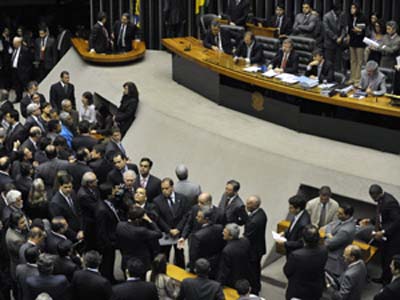 Deputados em sessão no plenário da Câmara -