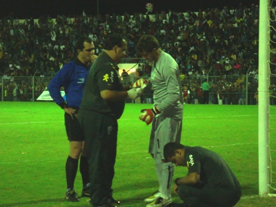 O médico André Guerreiro atende o goleiro Agenor que saiu machucado no intervalo -