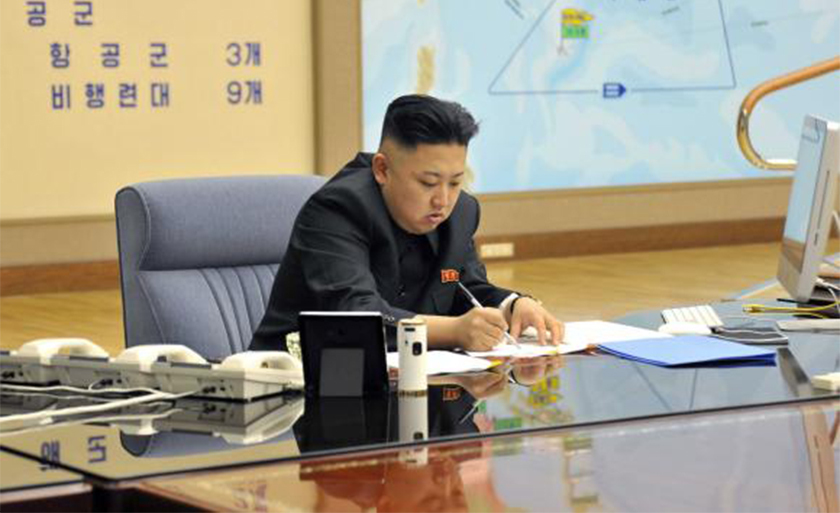 Líder norte-coreano Kim Jong-un diminui as tensões com os Estados Unidos ao anunciar a suspensão dos planos de atacar a base norte-americano na ilha Guam, no Pacífico - KCNA/DPA/Agência Lusa/Agência Brasil