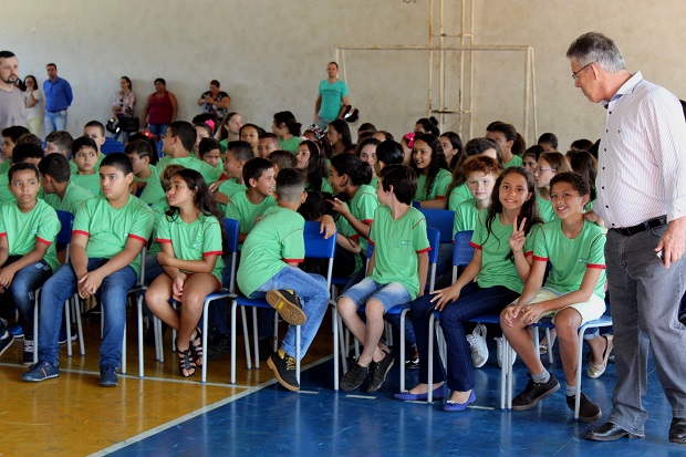 Famílias mudam rotina e gastam até 15 Reais por dia para enviar filhos à escola após corte em transporte - Reprodução / Rede social