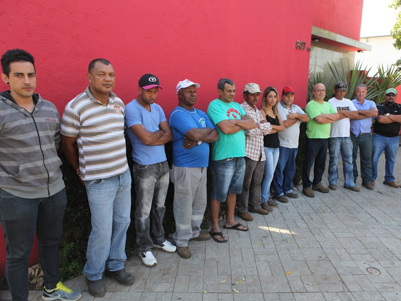 Trabalhadores estão há dois meses sem receber  - Elias Dias