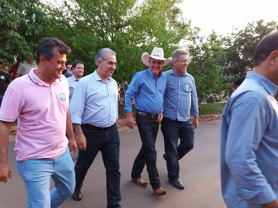 Governador  caminha na avenida dos Expedicionários em Paranaíba  - Roberto Chamorro/JP