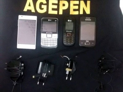 Carregadores, fones de ouvido e aparelhos de celular foram encontrados em vaso sanitário - Divulgação/Agepen