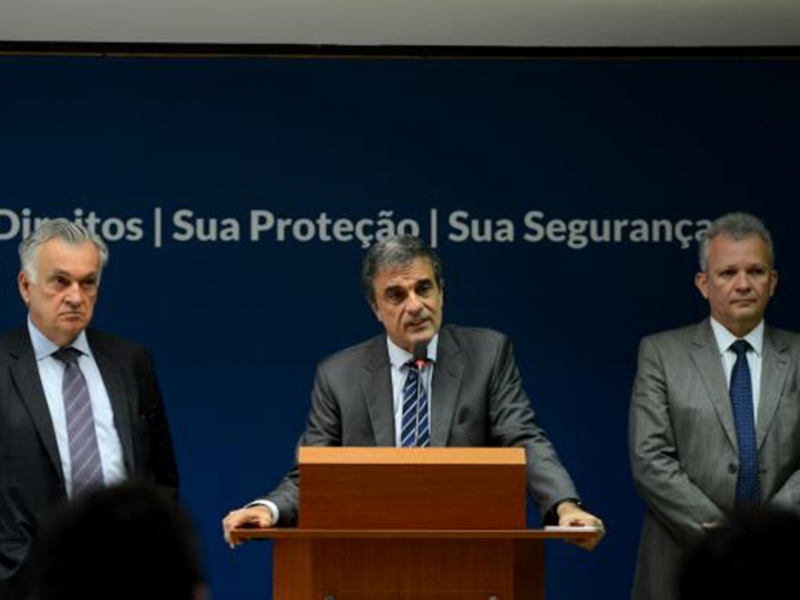 O ministro da Justiça, José Eduardo Cardozo (centro), lança segunda etapa de consulta sobre o Marco Civil da Internet - Elza Fiúza/Agência Brasil O ministro da Justiça, José Eduardo Cardozo (centro), lança segunda etapa de consulta sobre o Marco Civil da Internet - Elza Fiúza/Agência Brasil