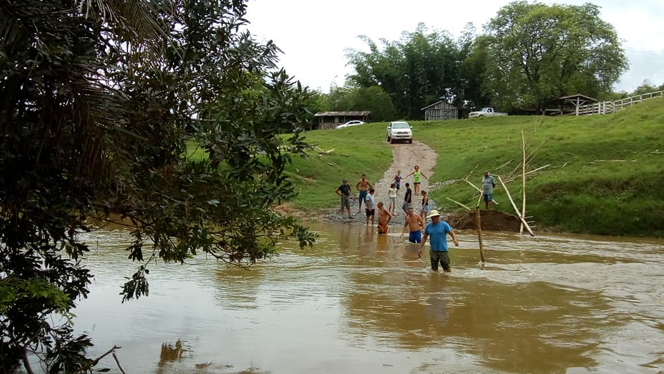 No domingo, 30 de dezembro, nível do rio Salobra subiu e como alternativa, moradores e turistas se arriscaram na travessia. - Divulgação/Edson Silva