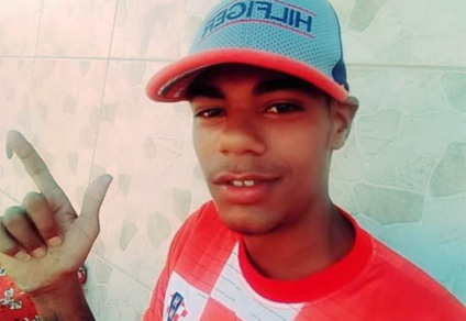 Vítima foi atingida por disparos embaixo de uma árvore, ao lado de um terreno baldio - Imagem cedida