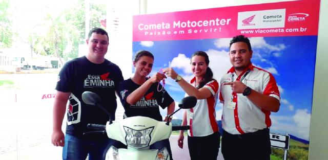 Luciana (à esquerda) recebe as chaves da moto, na revenda Cometa Honda Motocenter, em Paranaíba - Talita Matsushita/jp