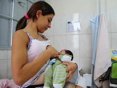 Profissional orienta mãe a amamentar os filhos até os dois anos de vida -