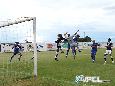 Goleiro do Costa Rica disputa bola com atacante do Misto, no segundo tempo da partida -