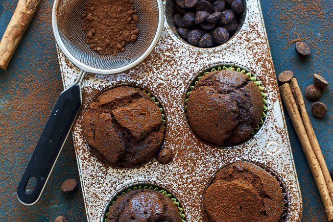 Receitas de muffins verde e de chocolate para garantir energia no trabalho