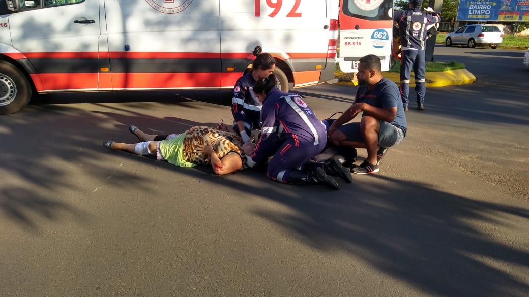 Paramédicos do Samu atendem mulher de 63 anos, ferida em acidente - Alfredo Neto/JPNEWS Paramédicos do Samu atendem mulher de 63 anos, ferida em acidente - Alfredo Neto/JPNEWS