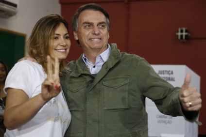 Antes de votar, o candidato beijou a mulher e fez sinal de vitória com os dedos - Tânia Regô/Agência Brasil