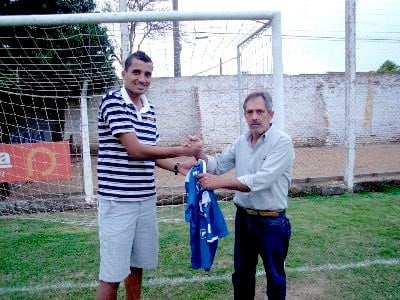 Goleiro Geosmar (esq.), chamado de ?paredão?, quer conquistar títulos com o Misto -
