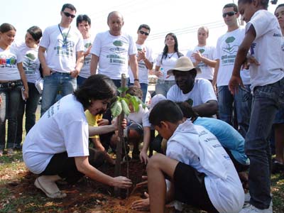 Prefeita Márcia e o gesto comemorativo -