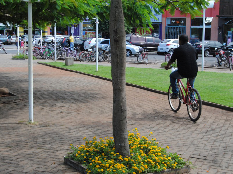 Na praça Ramez Tebet, é comum encontrar ciclistas circulando pelo local, como mostra a imagem de arquivo do Jornal do Povo - Arquivo/JP