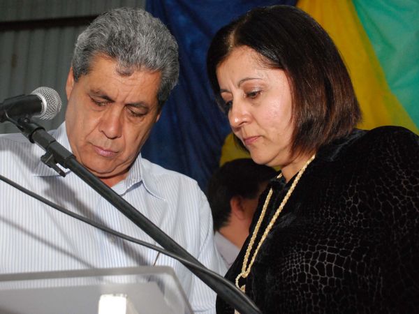 Diretora e o governador Puccinelli, compromisso de construir a biblioteca -