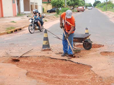 Os buracos estão sendo tapados com massa asfáltica fria -