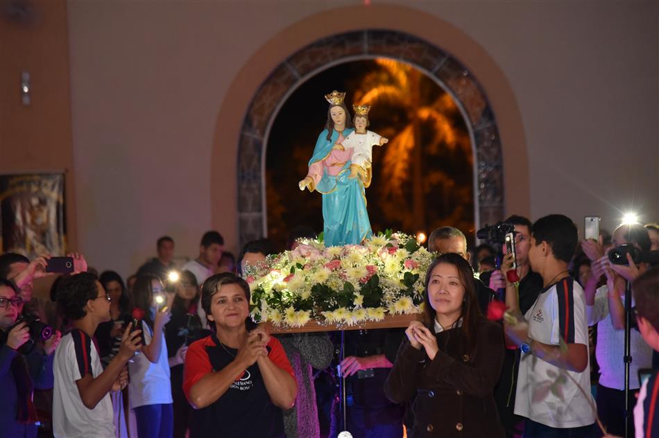 Devotos carregaram a imagem até o altar da  catedral Sagrado Coração de Jesus - Dinho Costa - JPNEWS