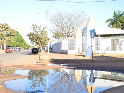 Valeta aberta na rua da escola do Parque São Carlos -