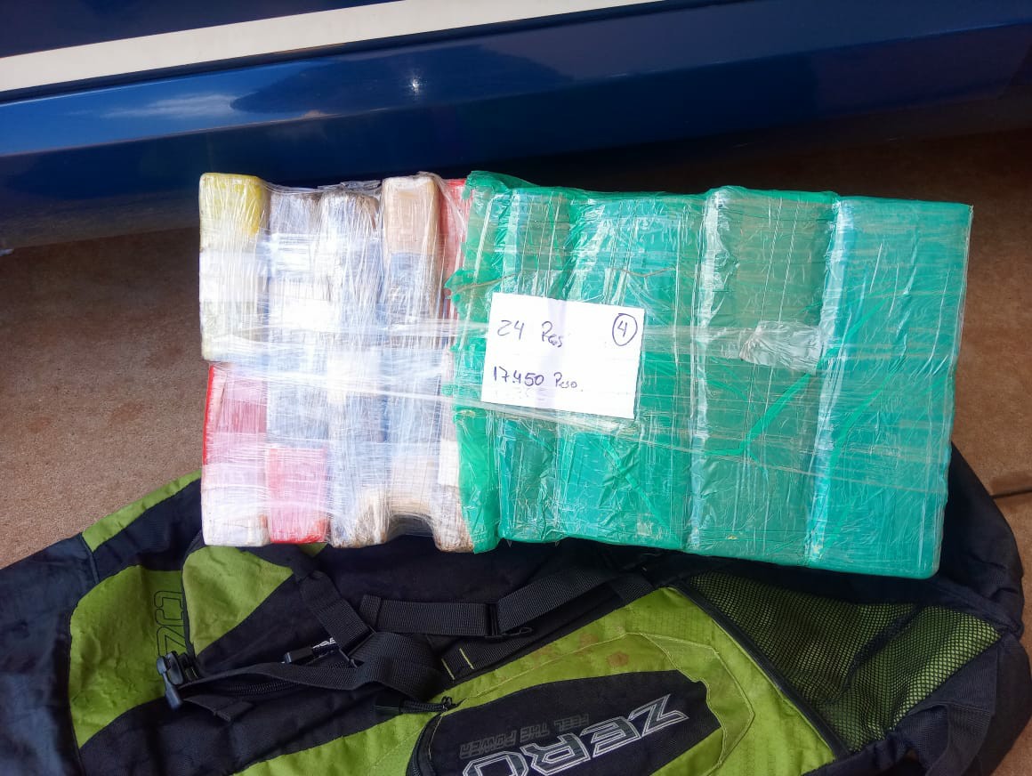 Polícia Rodoviária Federal apreende 17 kg de maconha em ônibus e prende tráficante em flagrante - Divulgação/PRF