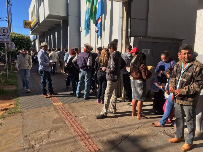 Mesmo no sábado (10) gelado, em Três Lagoas, trabalhadores enfrentam fila gigante para saque da conta inativa do FGTS - Leonardo de Paula/TVC