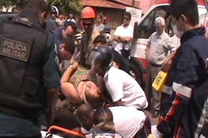 Bombeiros trabalham no socorro às vítimas do acidente - Edis Carlos/TVC