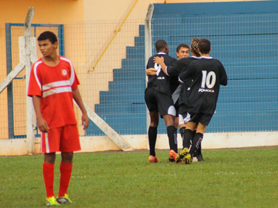 Garotos do Misto comemoram contra o Guaicurus: time precisa de gols nesta noite -