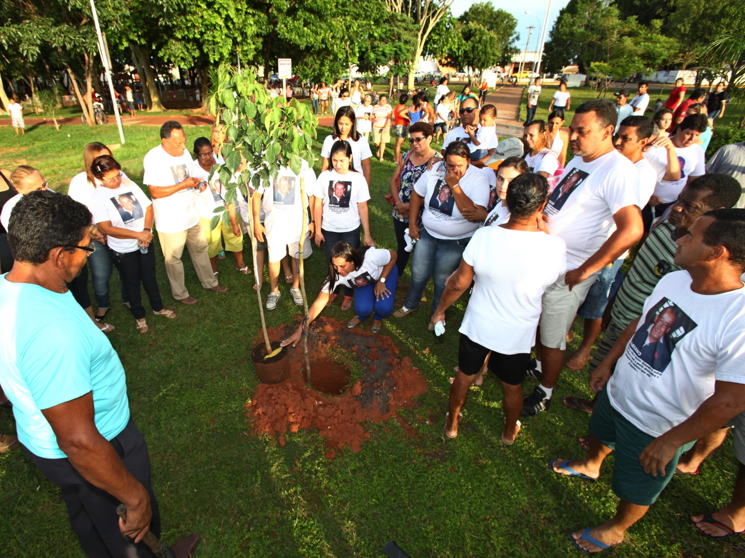 Em janeiro, famílias plantaram árvores na orla da lagoa maior em homenagem as vítimas. - Arquivo/JP