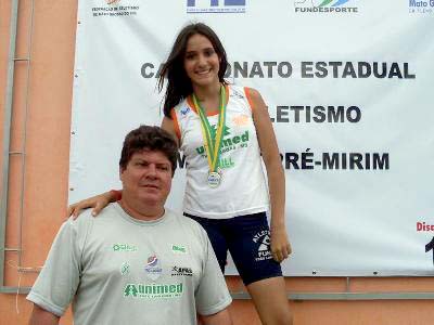 Thaís no pódio com o professor Reynaldo e a medalha de ouro - Thaís no pódio com o professor Reynaldo e a medalha de ouro -