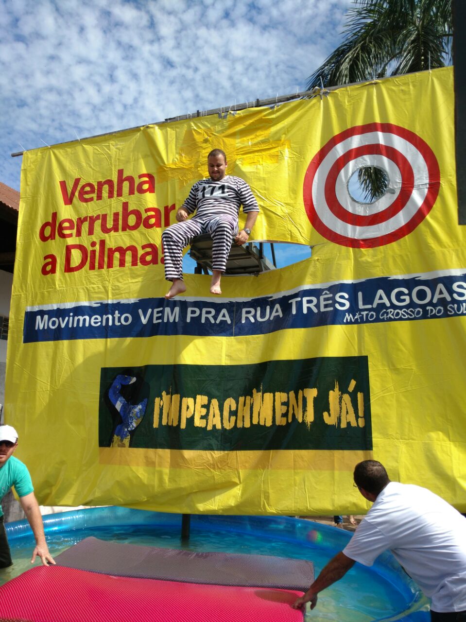 Pessoa vestida com uniforme de presidiário para ser "derrubada" - Claudio Pereira/JP Pessoa vestida com uniforme de presidiário para ser "derrubada" - Claudio Pereira/JP