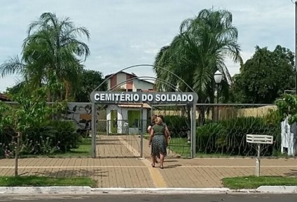 Pessoas chegam para visitar cemitério no bairro Parque São carlos - Valdecir Cremon/JP