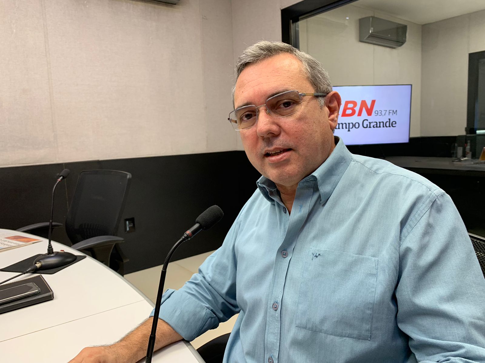 Edir Viégas durante a coluna CBN em Pauta, no Jornal CBN Campo Grande. 