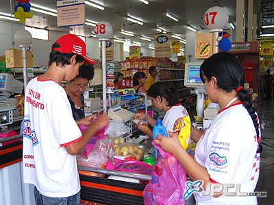 Para os supermercados, a informação é de que nesta quinta funcionam normalmente, das 7hs às 20hs; na sexta, até às 12hs; sábado (normal),até às 20hs; e no domingo, até às 12hs -