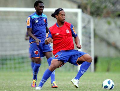 Ronaldinho Gaúcho (dir.) não atravessa boa fase no Flamengo - Ronaldinho Gaúcho (dir.) não atravessa boa fase no Flamengo -