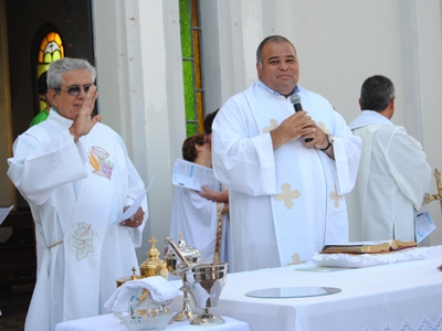 Padres fazem uma programação para garantir que comunidades católicas realizem missa com um pároco -