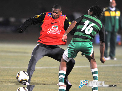 Júlio Baptista (esq.) treinou entre os titulares ontem -