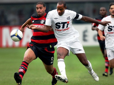 No primeiro turno o Flamengo de Adriano (esq.) venceu o Santos na Vila por 2 a 1 -