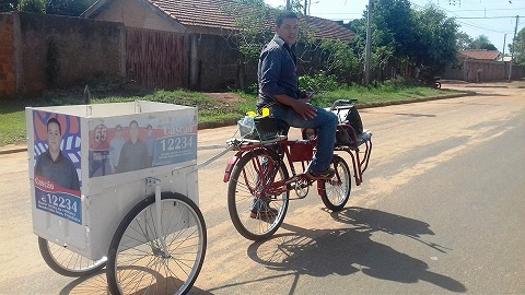 Desempregado, Cascão chegou ao Legislativo fazendo campanha de bicicleta - Ana Cristina Santos/JP