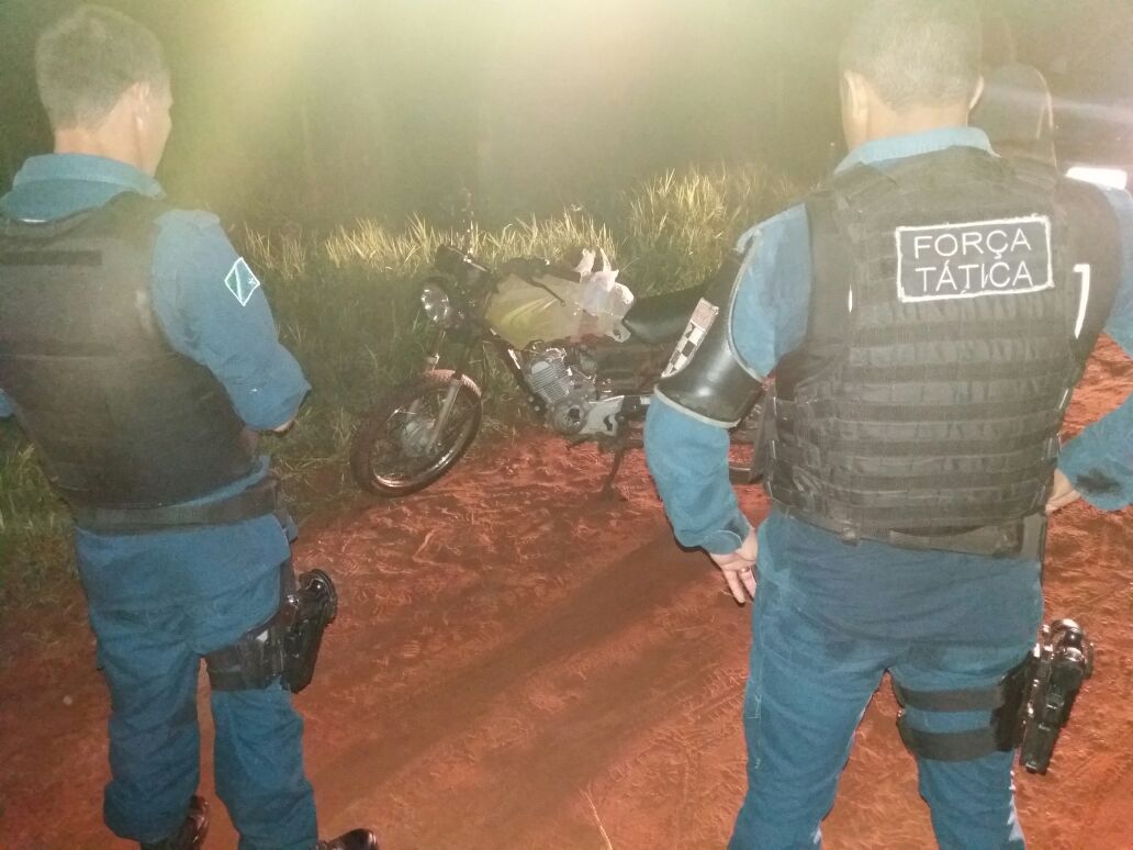 O autor deixou a motocicleta no local do roubo - Assessoria/Polícia Militar