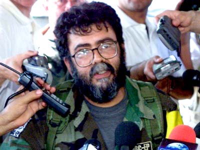 Chefe máximo das Farc, fala com a imprensa em 2001 -