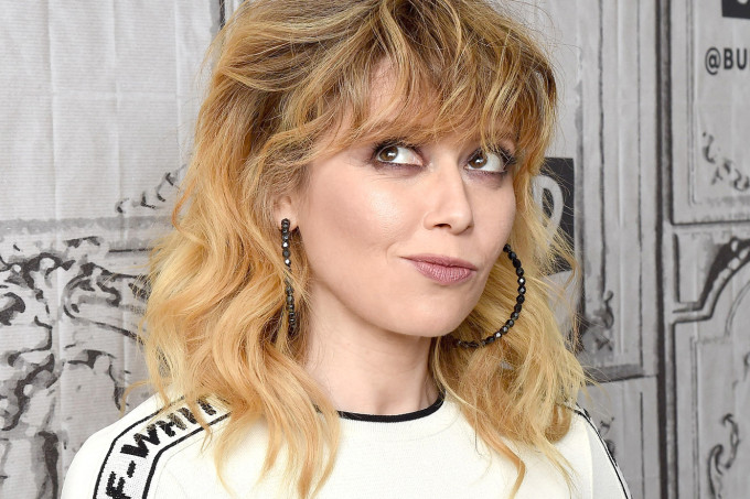 O look perfeito da Natasha Lyonne me fez querer usar ombreiras O look perfeito da Natasha Lyonne me fez querer usar ombreiras