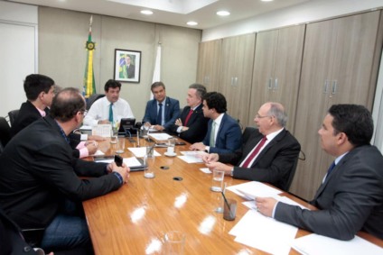 Estiveram também presentes na reunião o prefeito de Aparecida do Taboado, Robinho, e o prefeito de Ponta Porã, Hélio Peluffo - Foto: Divulgação/Assessoria