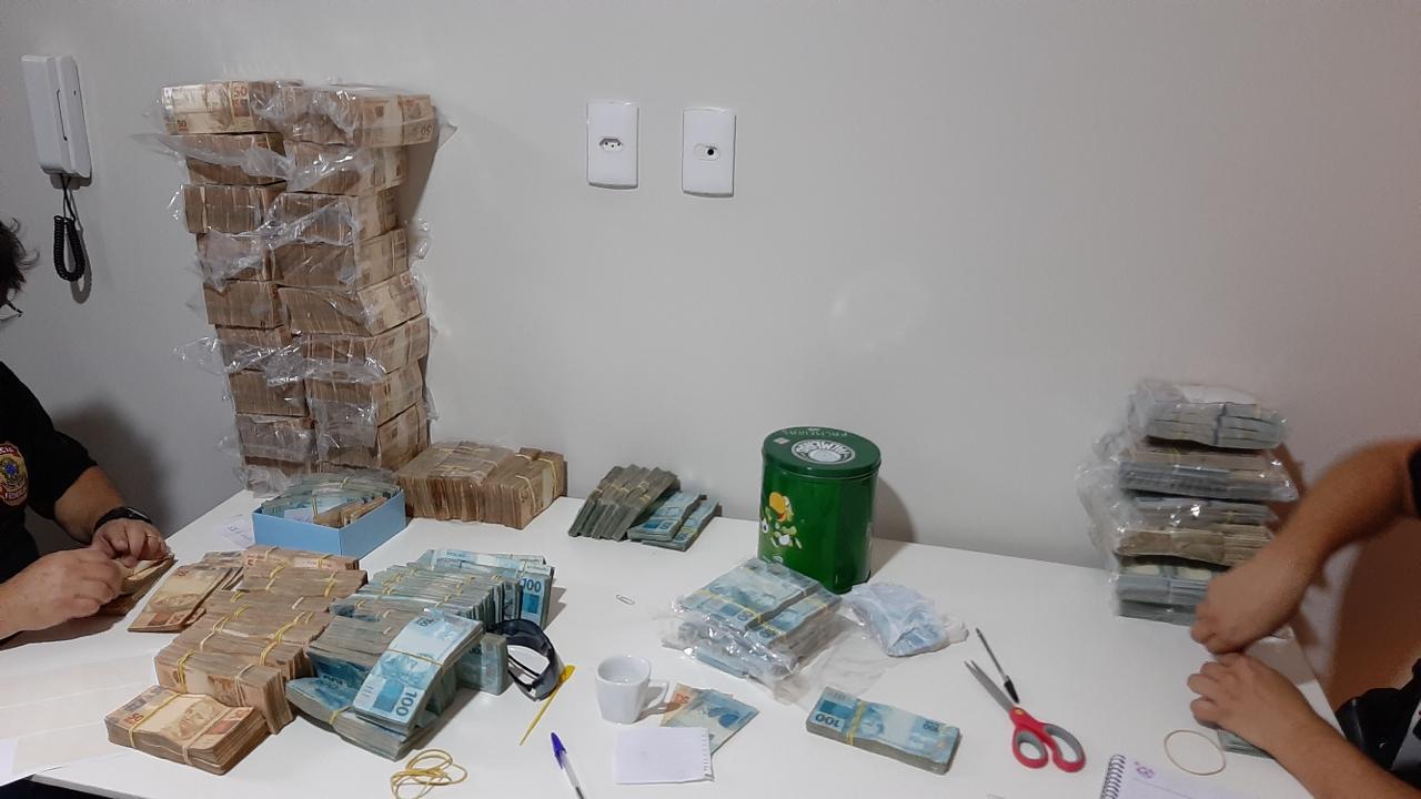 Cerca de R$ 2.7 milhões foram apreendidos na cidade de Santos, em São Paulo. - Divulgação/PF