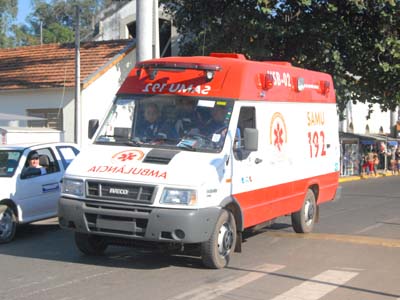 Uma das ambulâncias do Samu a caminho de uma ocorrência -