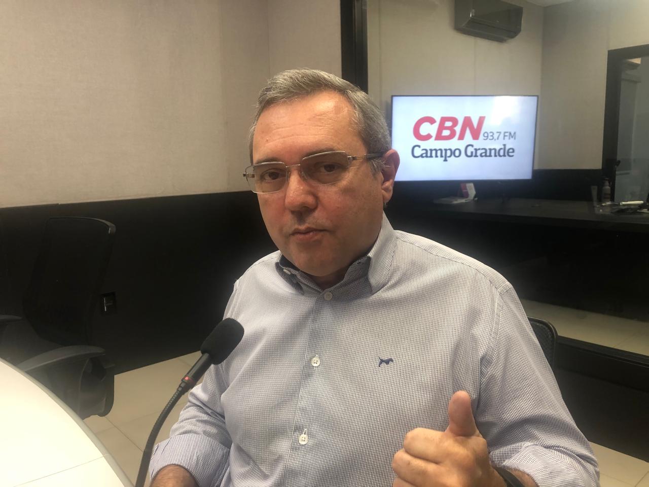 Colunista Edir Viégas durante participação no Jornal CBN Campo Grande.