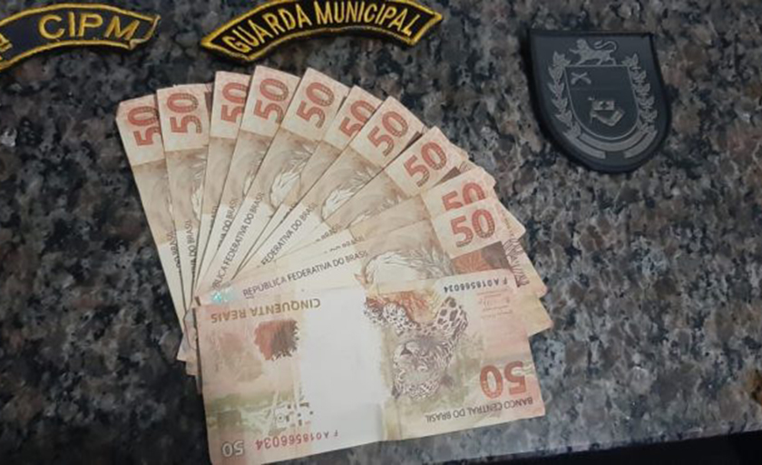 Individuos foram encontrados onze cédulas de R$ 50 falsas - Divulgação