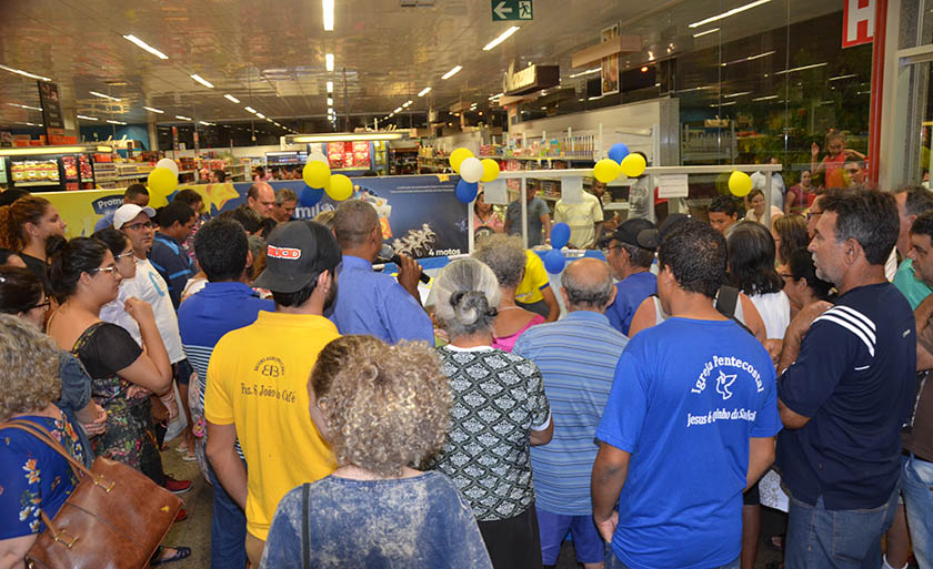 Centenas de pessoas acompanharam o sorteio dos prêmios em cada unidade da rede de supermercados, na tarde e noite de ontem - Claudio Pereira/JP