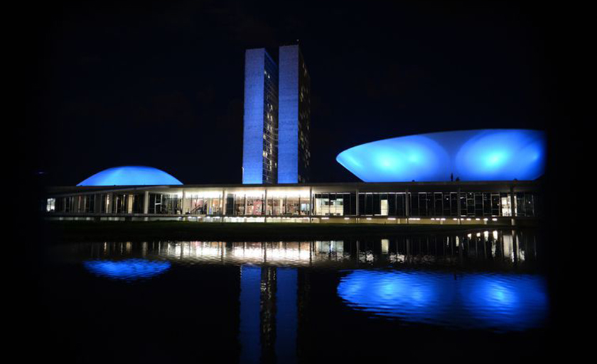 Monumentos são iluminados em apoio à campanha Novembro Azul para chamar atenção dos homens sobre a importância da prevenção e do diagnóstico precoce do câncer de próstata - Valter Campanato/Agência Brasil