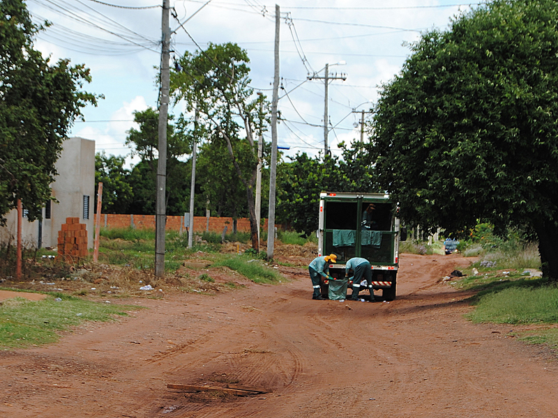 Muitos moradores ainda não aderiram à conduta e separação de materiais recicláveis no lixo residencial - Elias Dias/JP